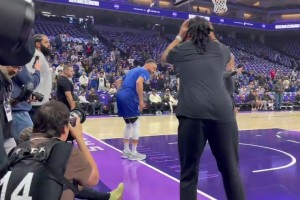 库里赛前热身秀了一记单臂暴扣，膝盖看上去是完全没事了！